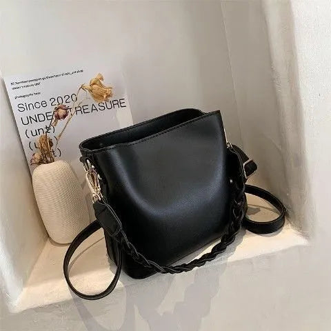 Retro style one-shoulder crossbody bucket bag in PU leather with woven texture in khaki colour
