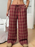 Women's plaid trousers with drawstring waist and side pockets in red or blue colours