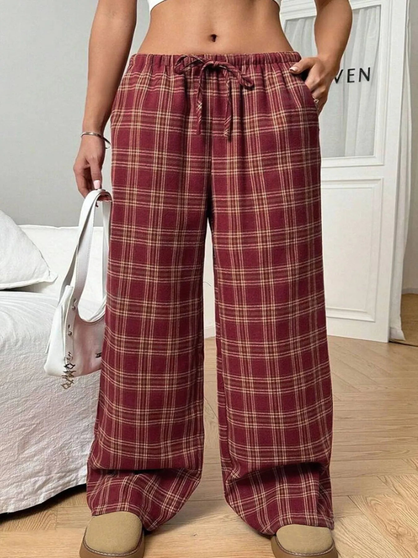 Women's plaid trousers with drawstring waist and side pockets in red or blue colours