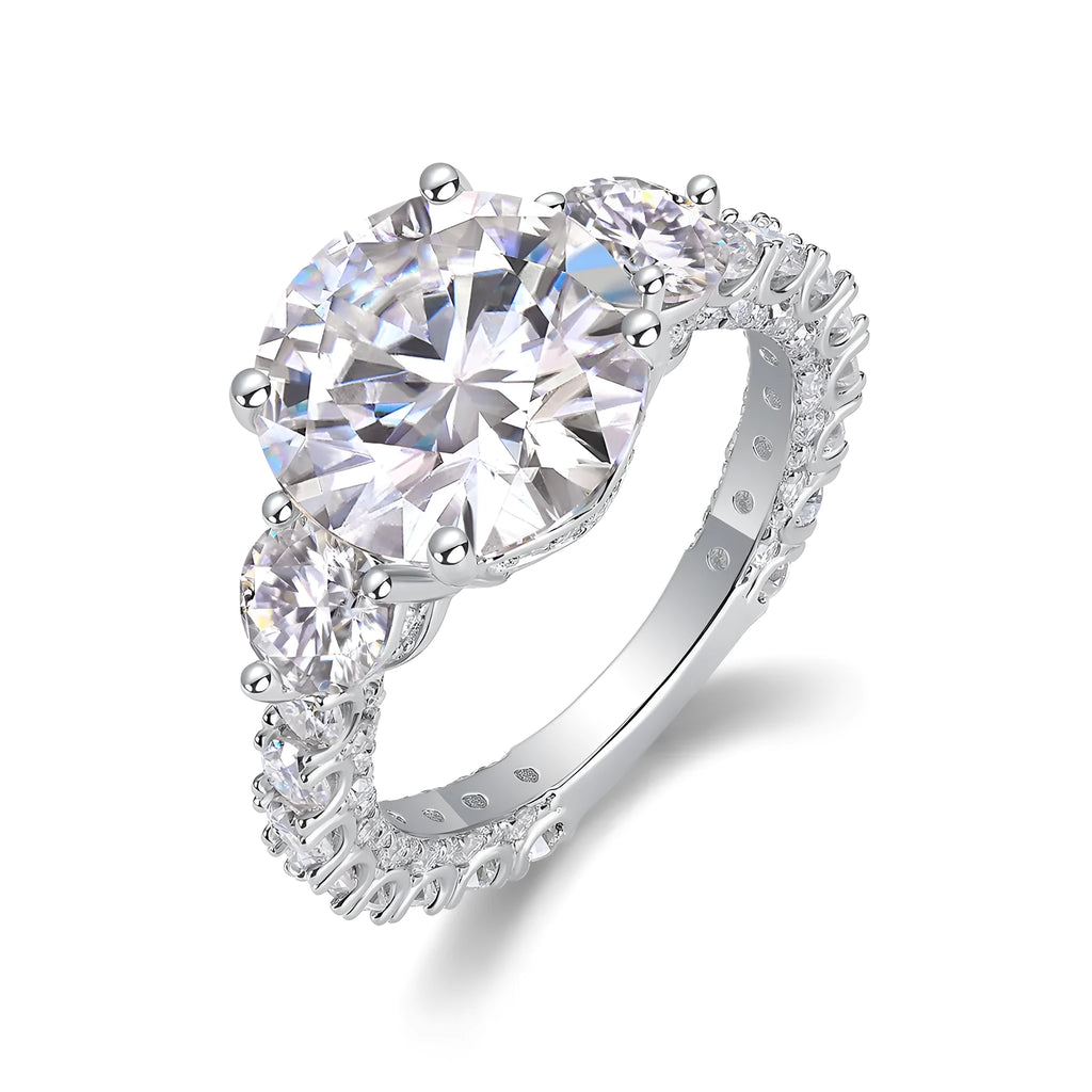 Three-diamond shining 5-carat moissanite S925 silver platinum-plated wedding ring on display in gift box