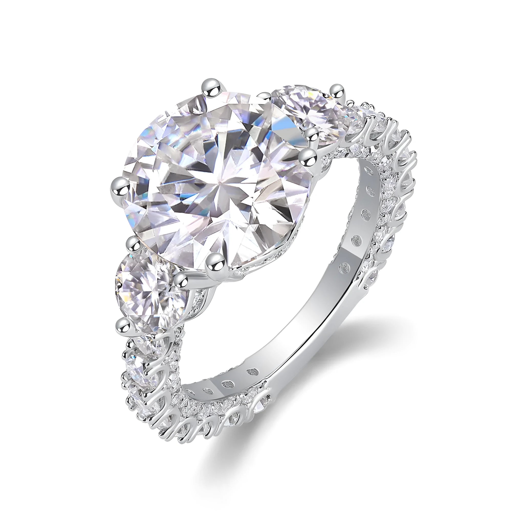 Three-diamond shining 5-carat moissanite S925 silver platinum-plated wedding ring on display in gift box