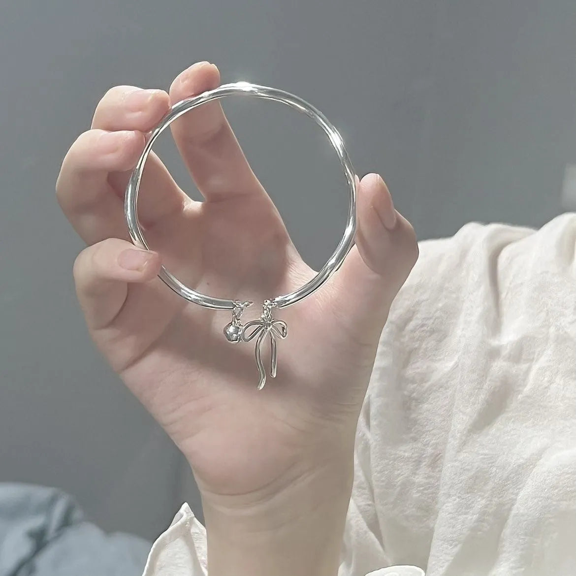 Silver bow adjustable bracelet with bell opening clasp on zinc alloy chain