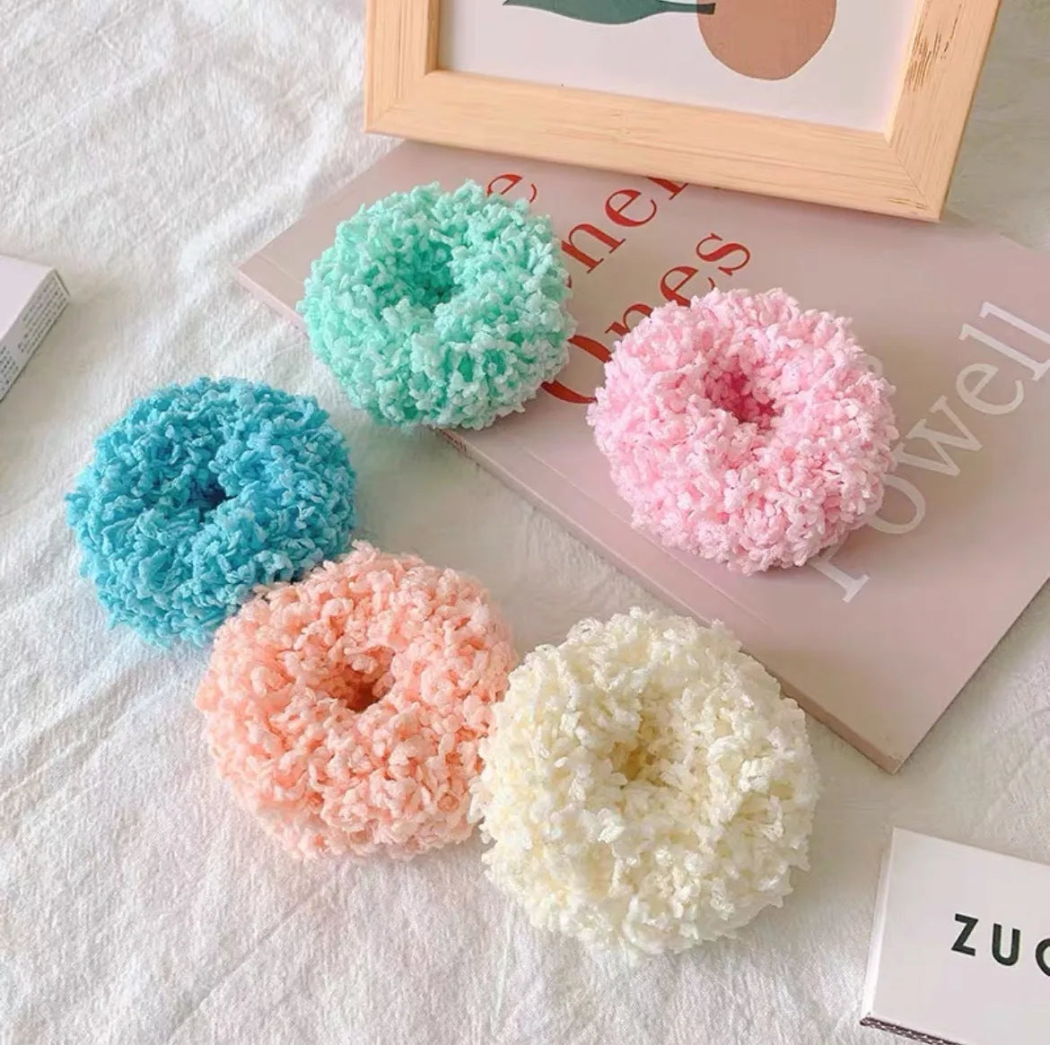 Luminous plush hair tie in seven colours: blue, pink, green, yellow, orange, purple, white