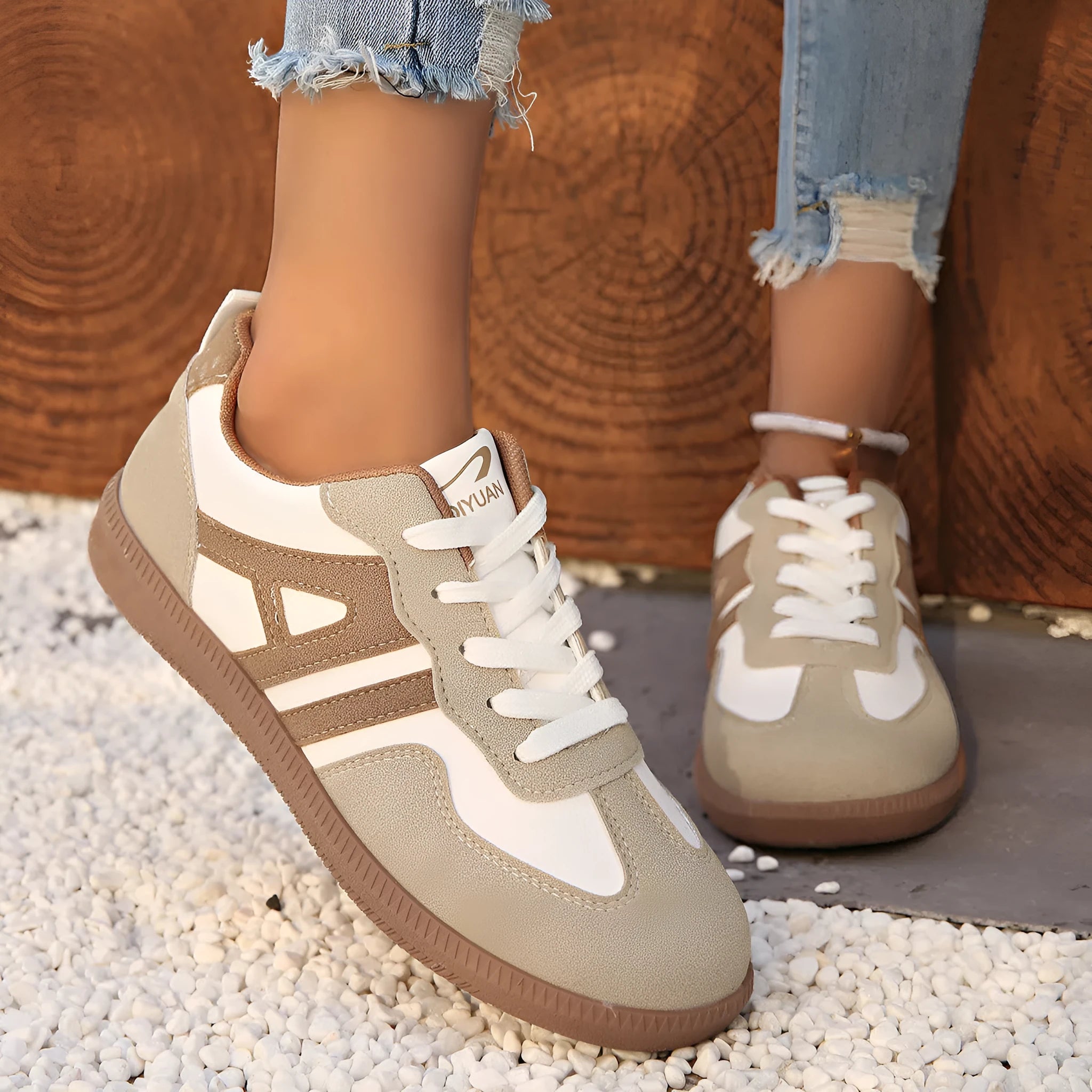 Women's retro colour-block lace-up jogging shoes in grey with a low platform heel and rubber sole.