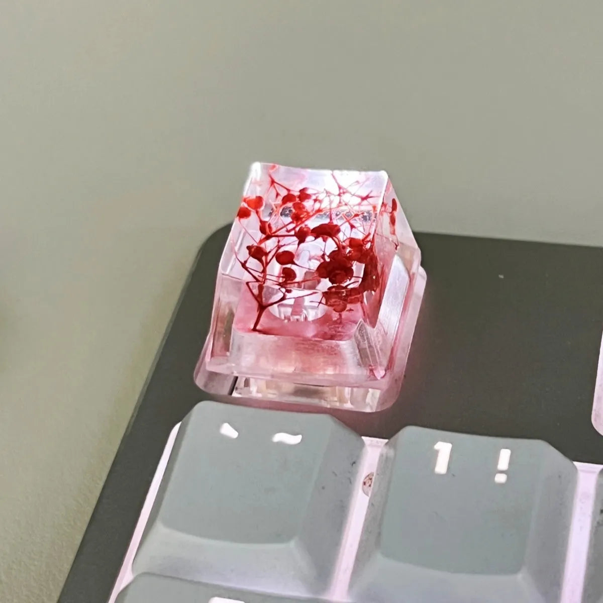 Transparent resin starry sky keycap for mechanical keyboards in green, measuring 1.8cm by 1.2cm.