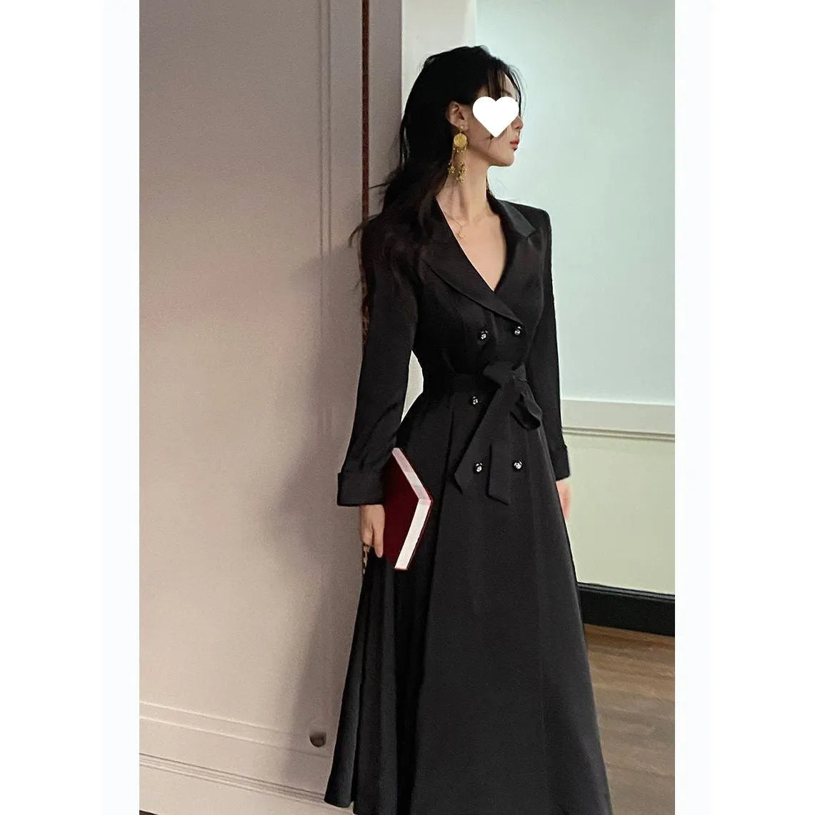 Retro waist-controlled double-breasted long coat in black polyester fibre with long sleeves, front view
