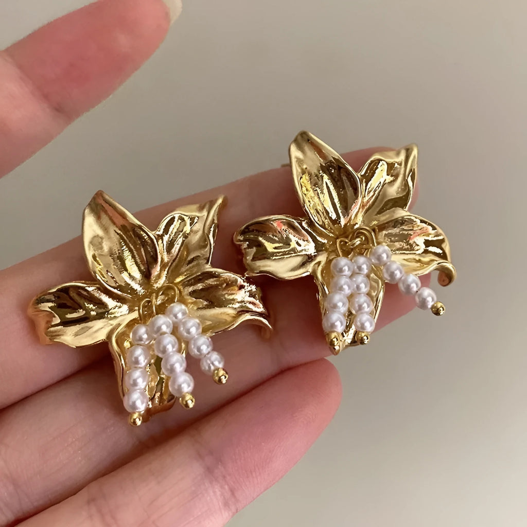Golden H1795 metal flower earrings with exaggerated design and personalised styling elements