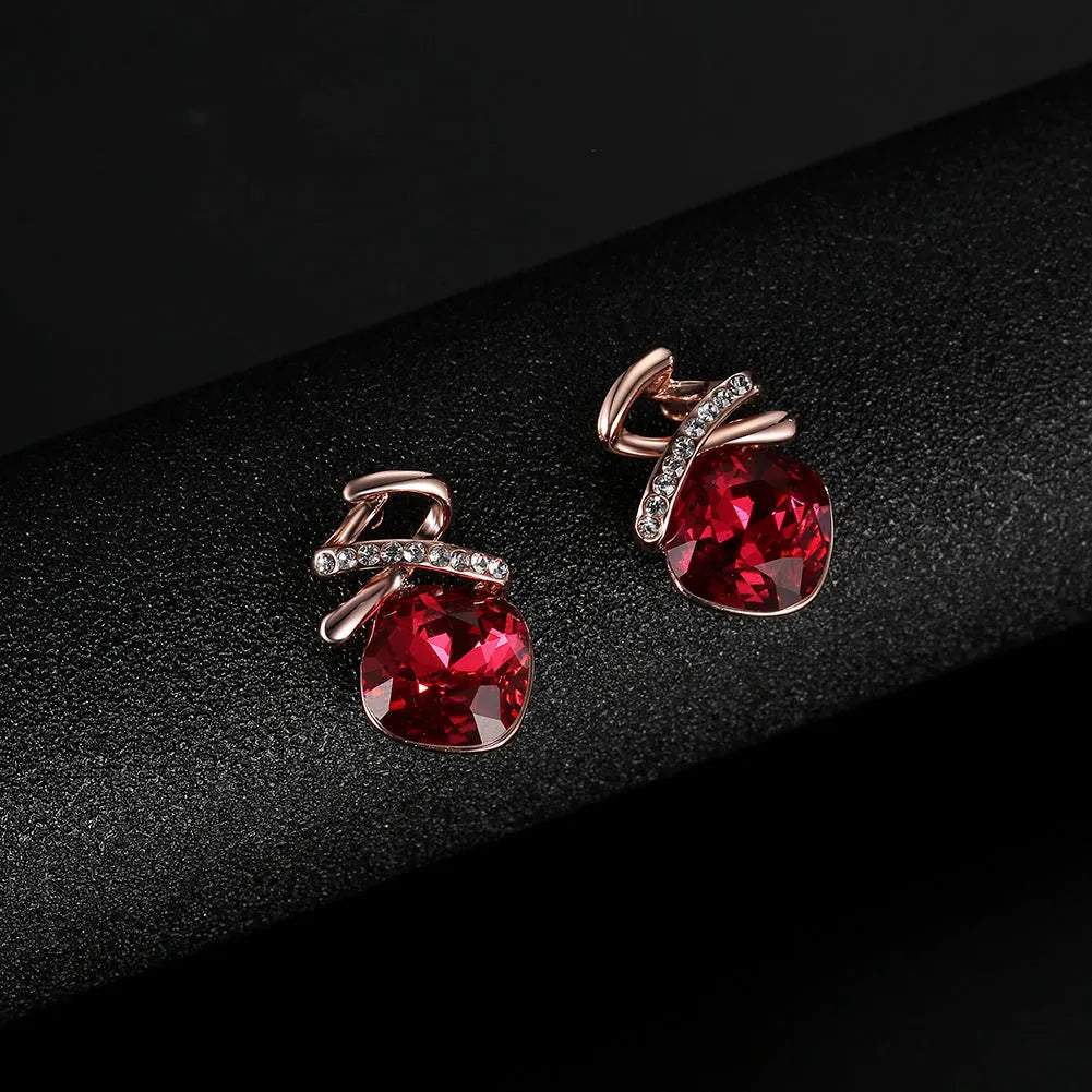 Women's bridal jewellery set with adjustable necklace and matching earrings in alloy