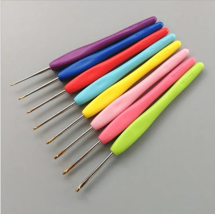 16 crochet hooks with thick and thin plastic handles in PU storage bag