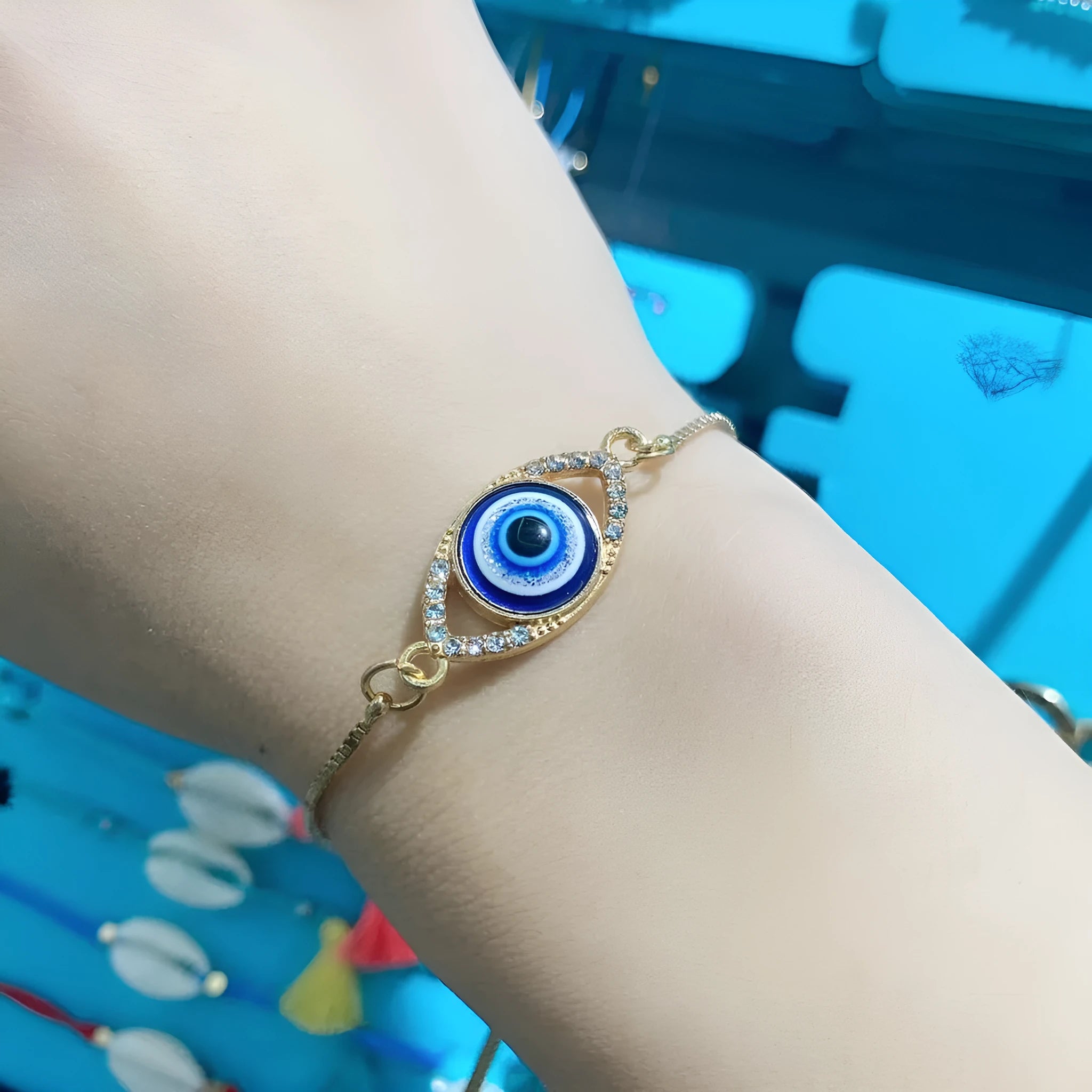 Hollow devil eye point diamond adjustable chain bracelet in stainless steel, close up of pendant