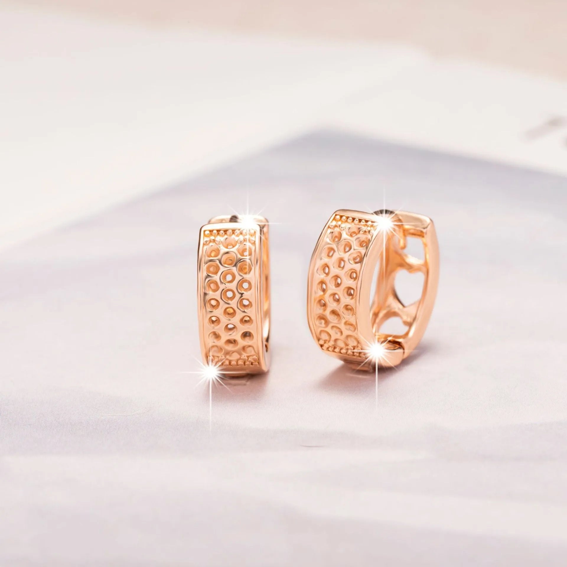Rose gold hollowed out heart earrings with three circular cut-outs inside, circular shape, fresh sweet style.