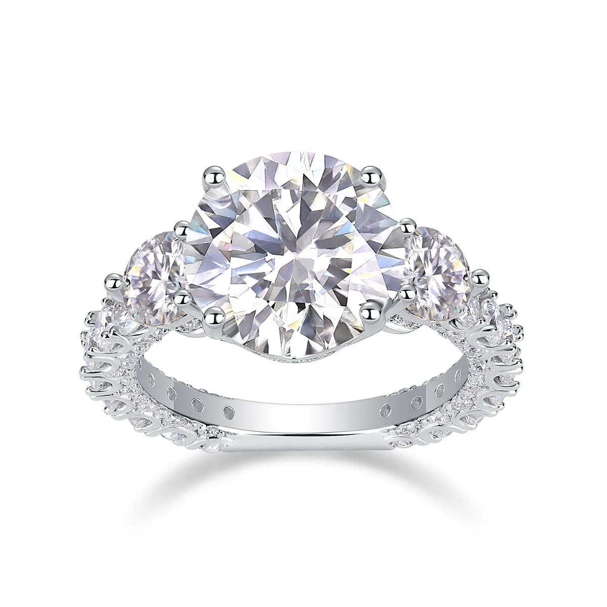 Three-diamond shining 5-carat moissanite S925 silver platinum-plated wedding ring on display in gift box