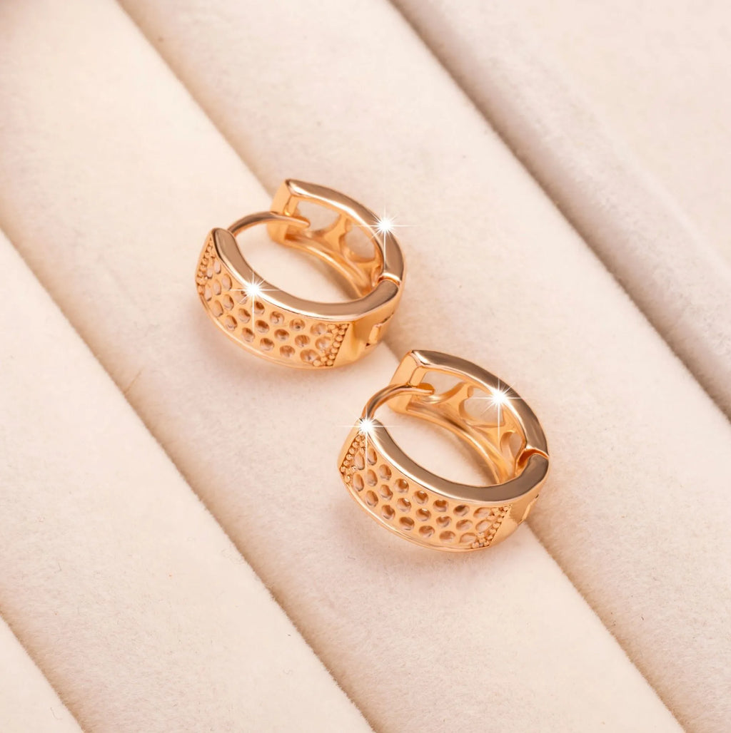 Rose gold hollowed out heart earrings with three circular cut-outs inside, circular shape, fresh sweet style.