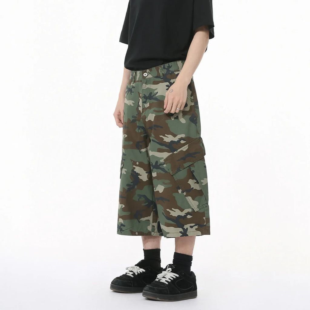 Men's loose-fit camouflage cotton wide-leg cropped jeans with side stitching and large pockets.