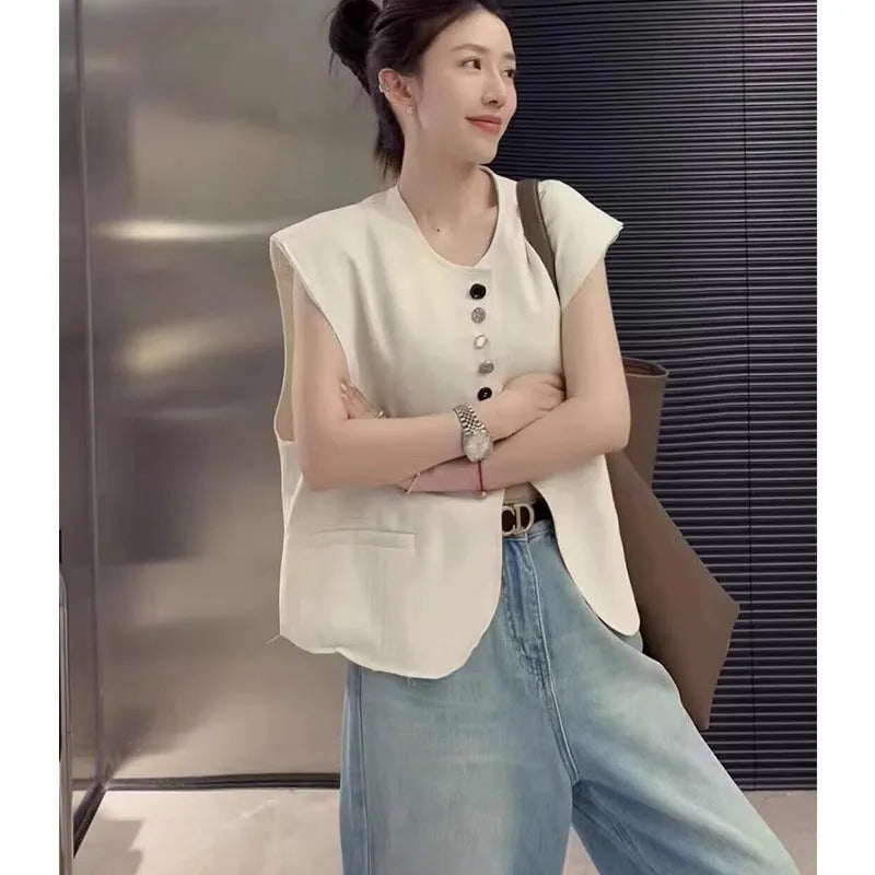 Women's loose-fit polyester vest in solid colour with pocket detailing