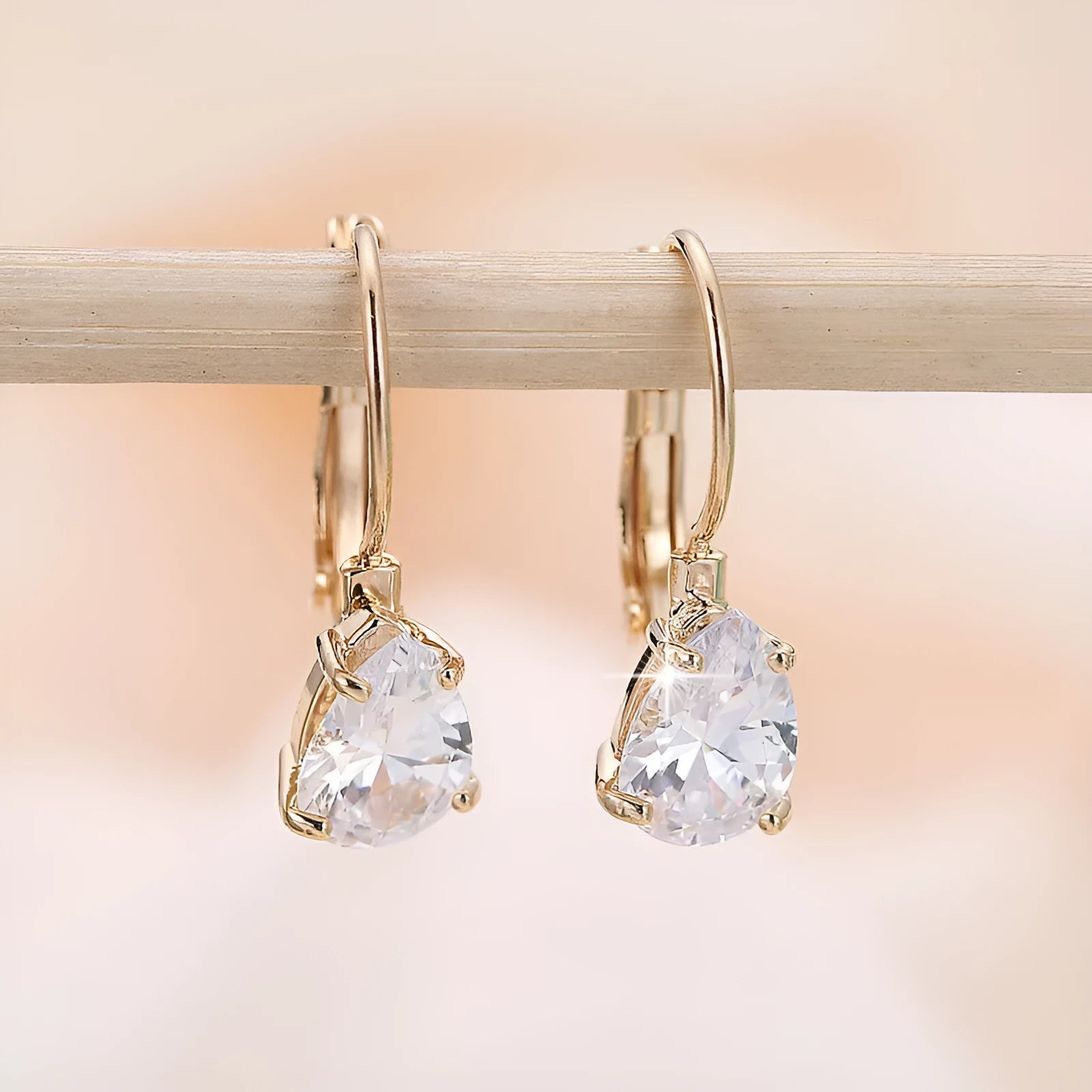 Women's drop-shaped simple metal fashion earrings in gold and platinum colour options.