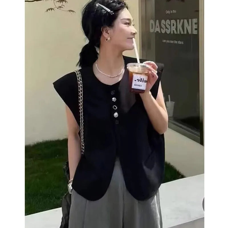 Women's loose-fit polyester vest in solid colour with pocket detailing