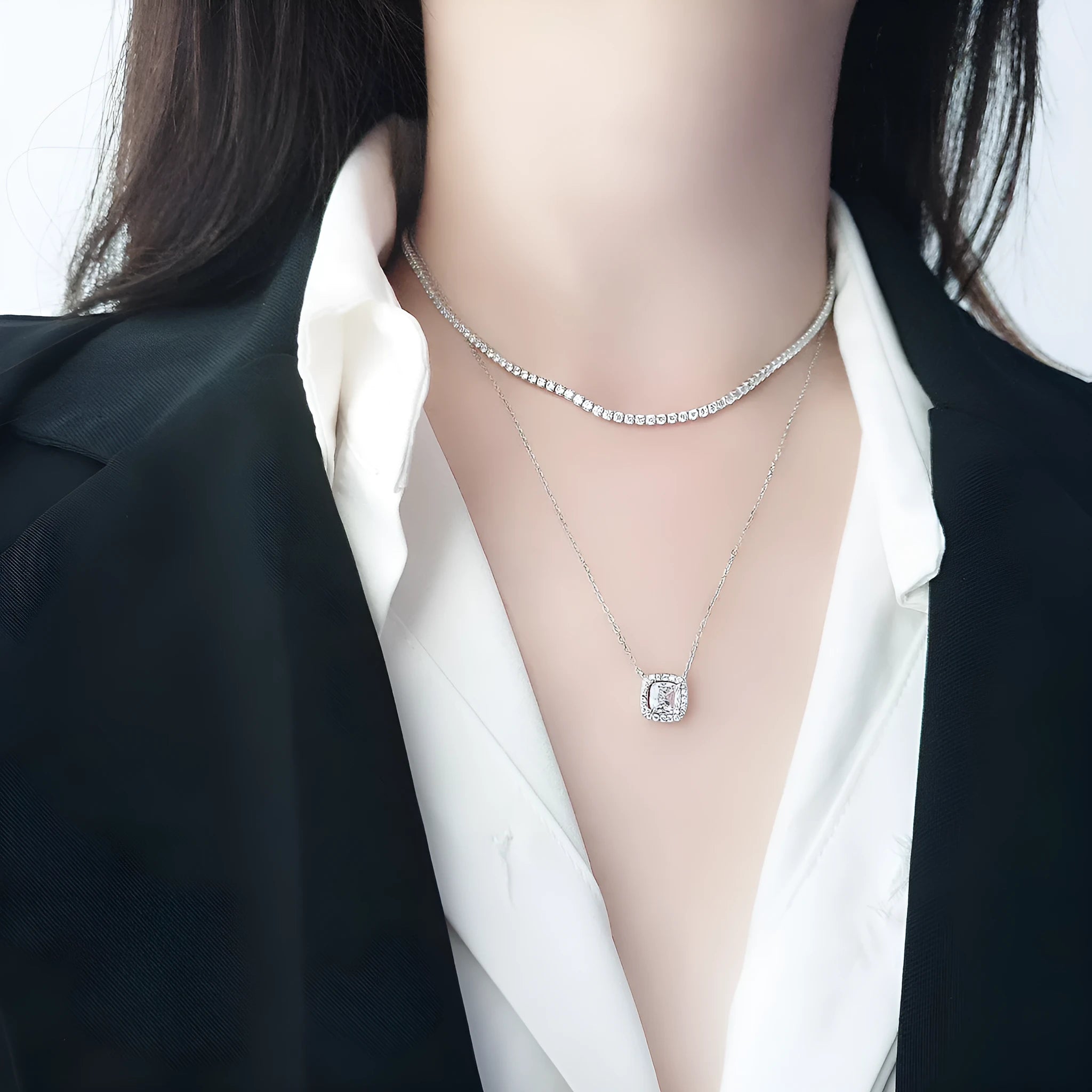 Women's sterling silver necklace with round design elements and diamond polishing treatment in silver colour
