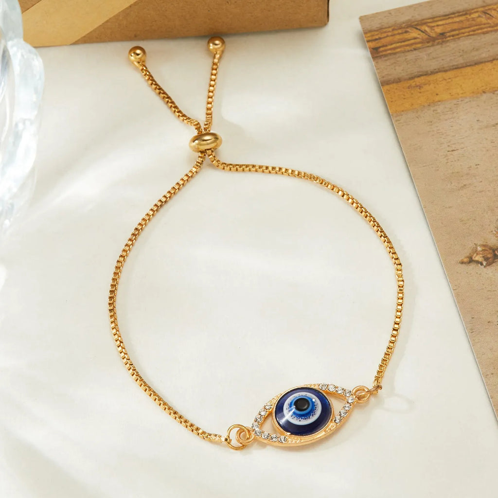 Hollow devil eye point diamond adjustable chain bracelet in stainless steel, close up of pendant