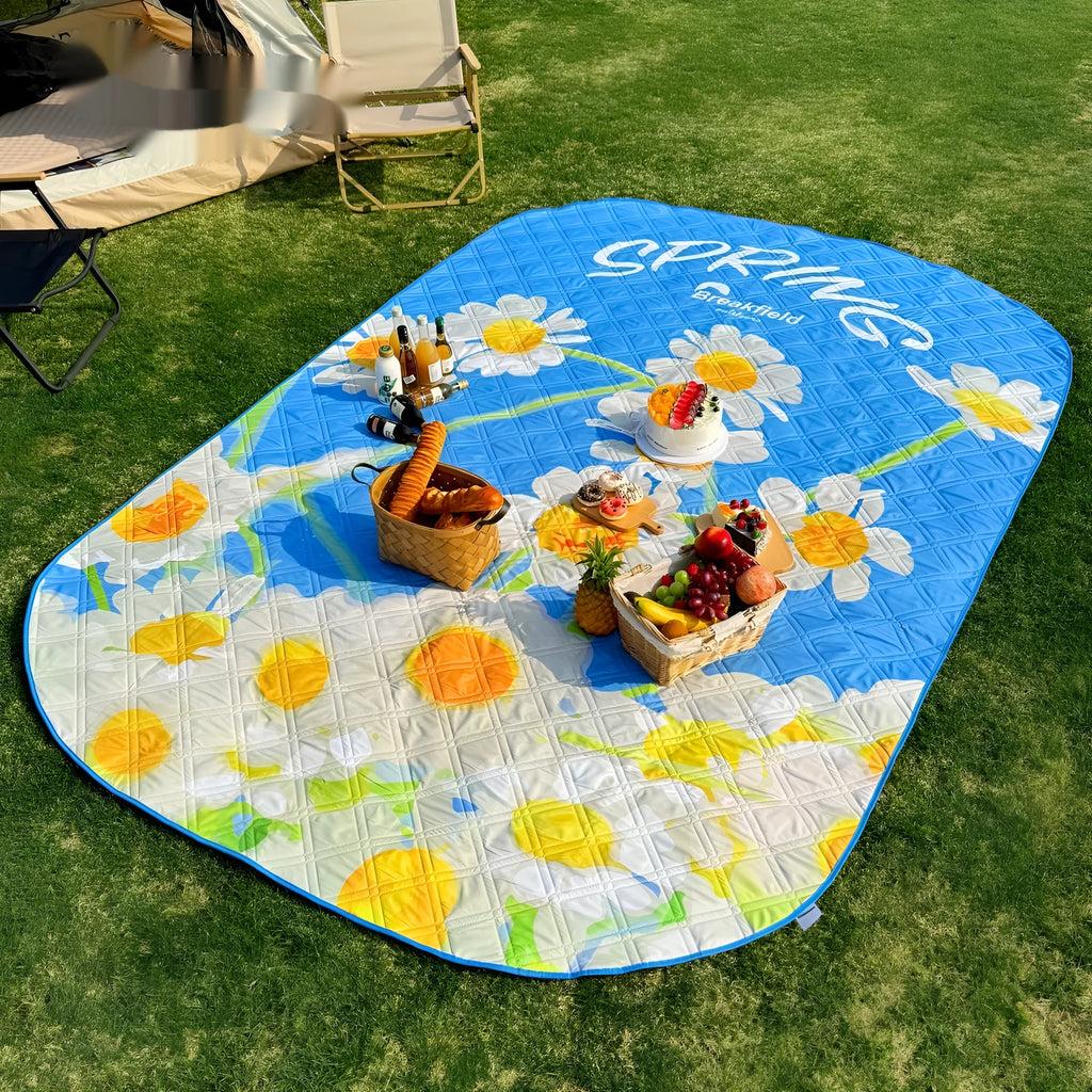 Waterproof ultrasonic thickening picnic mat with moisture-proof backing in seasonal colours