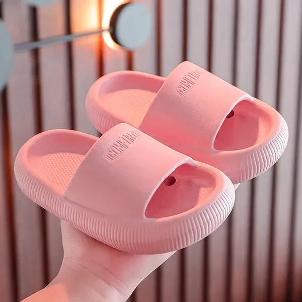 Children's EVA injection-moulded slippers with non-slip soles in mixed colours, shown in multiple sizes.