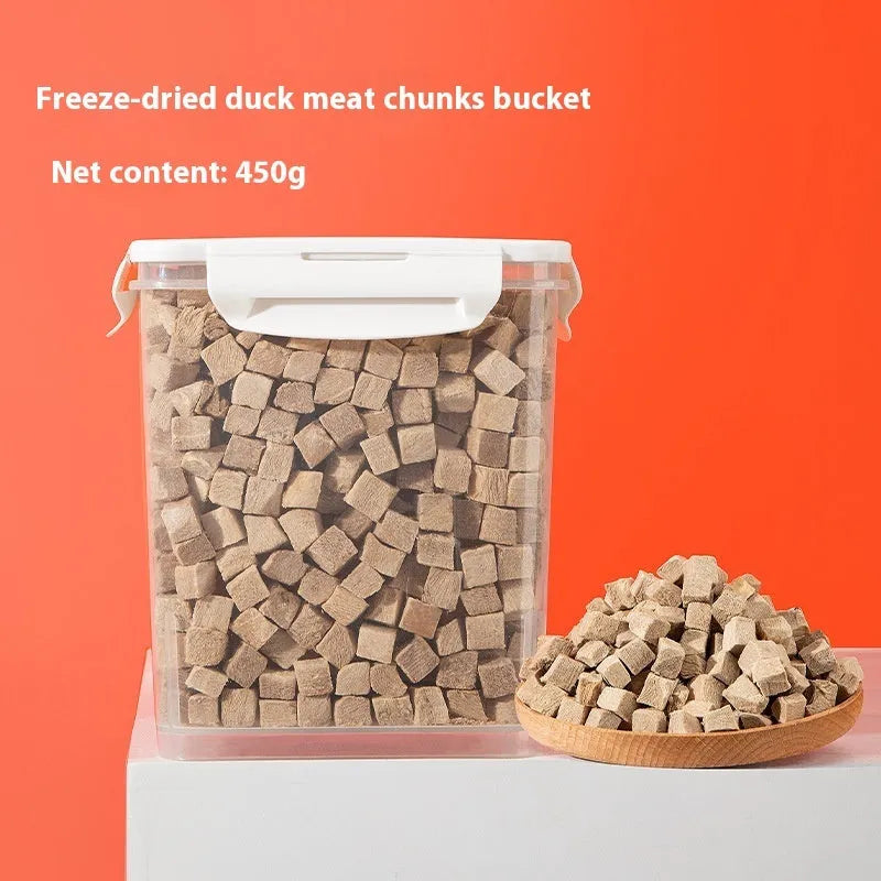 Freeze-dried dog snacks in a resealable bag, assorted chicken egg yolk and duck varieties, 500g net weight