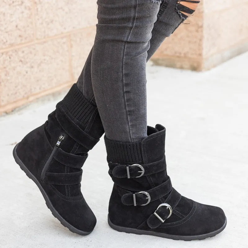 Casual winter boots with strap buckle, round toe, flat heel, cotton lining, in black colour