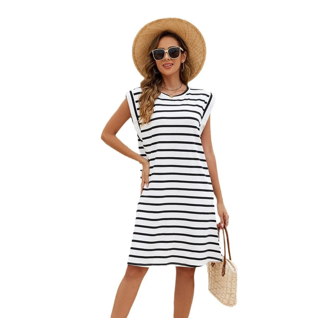Women's black and white striped beach cover-up blouse for swimming and wading activities