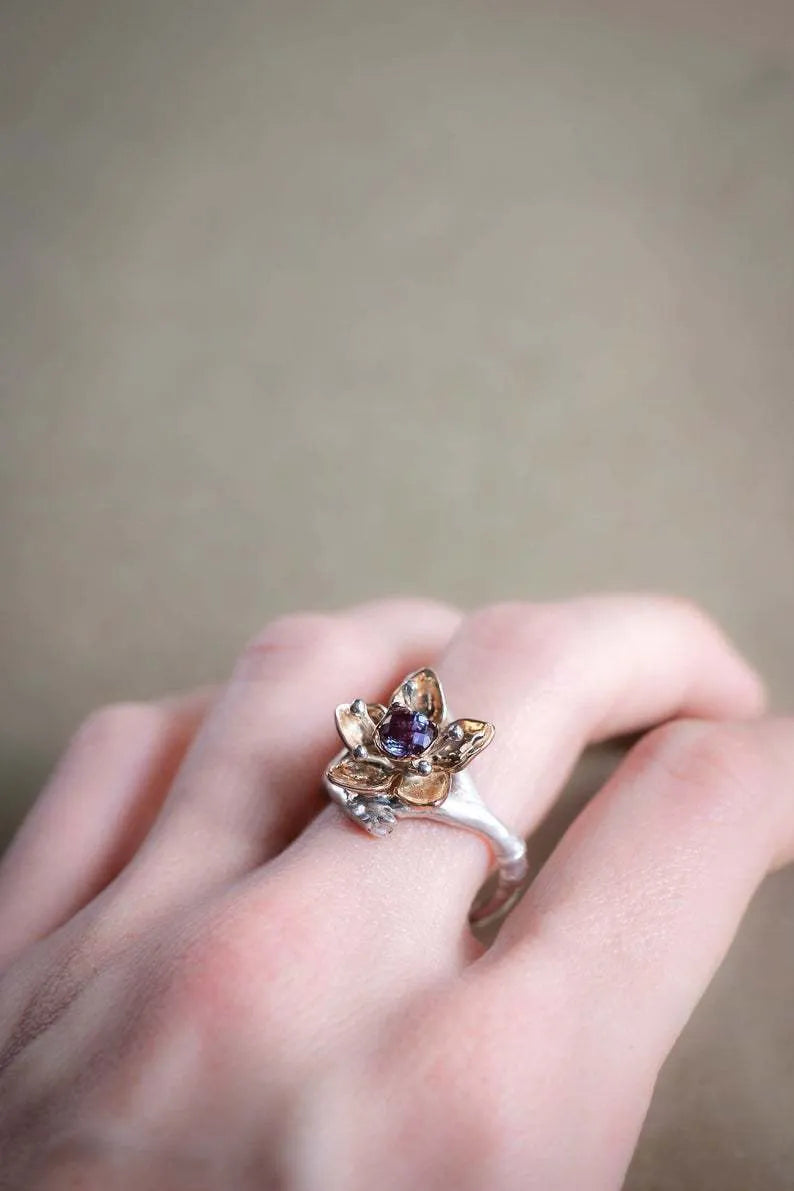 Two-tone silver women's fashion ring with geometric shape and floral pattern ornamentation