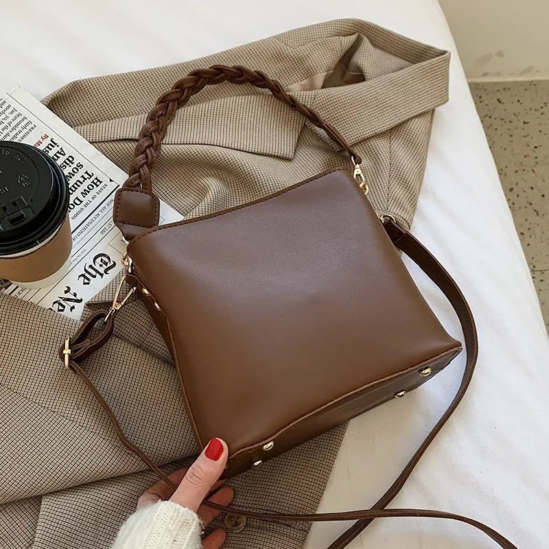 Retro style one-shoulder crossbody bucket bag in PU leather with woven texture in khaki colour