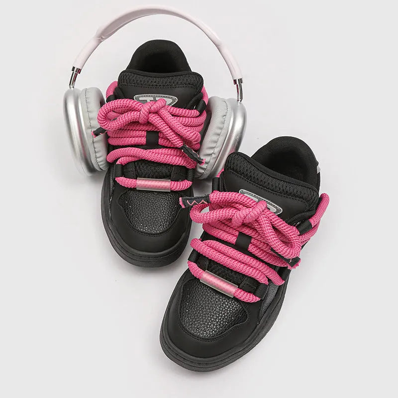 Casual lace-up shoes with thick rubber sole and round toe in four colour options