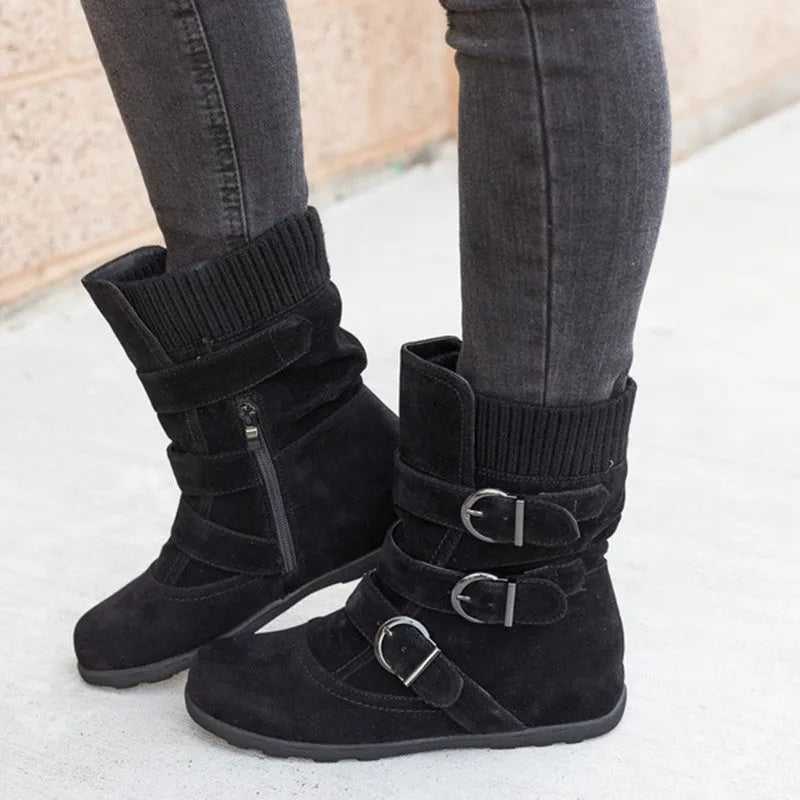 Casual winter boots with strap buckle, round toe, flat heel, cotton lining, in black colour