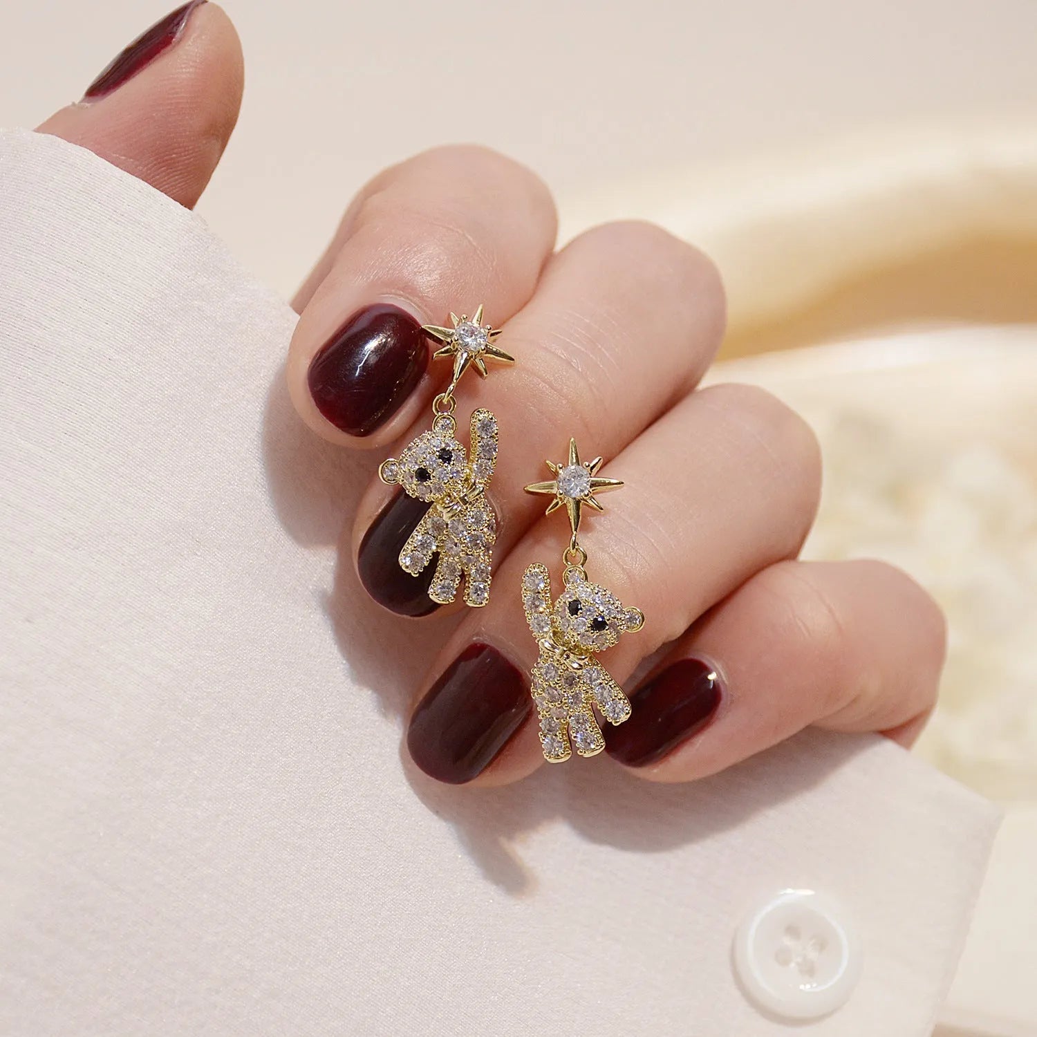 Star-shaped stud earrings in gold with diamond-cut metal and inlaid artificial stones