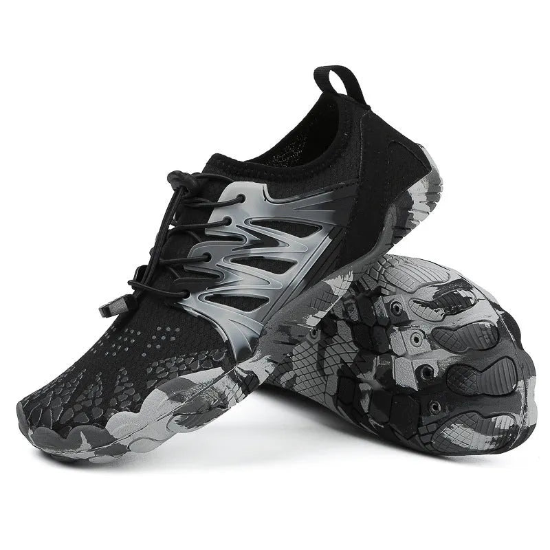 Men's and women's quick-drying lace-up beach shoes in mesh with a non-slip rubber sole.
