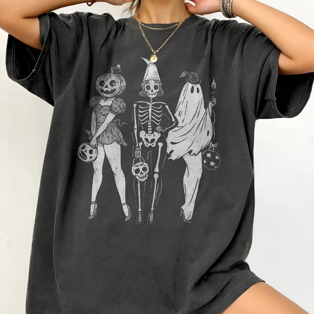 Loose fit cotton t-shirt in black with round neck and short sleeves on a hanger