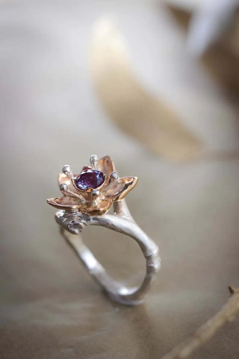Two-tone silver women's fashion ring with geometric shape and floral pattern ornamentation