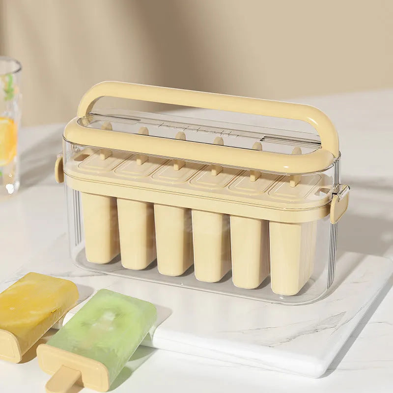 Portable popsicle mold in beige colour, made from PP and PET, measuring 23.4 cm long