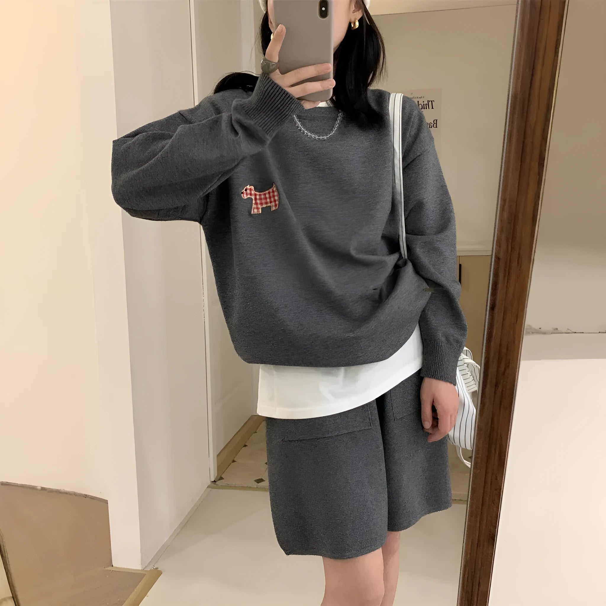 Women's knitted sweater and shorts suit in imitation cashmere fabric with embroidery detail