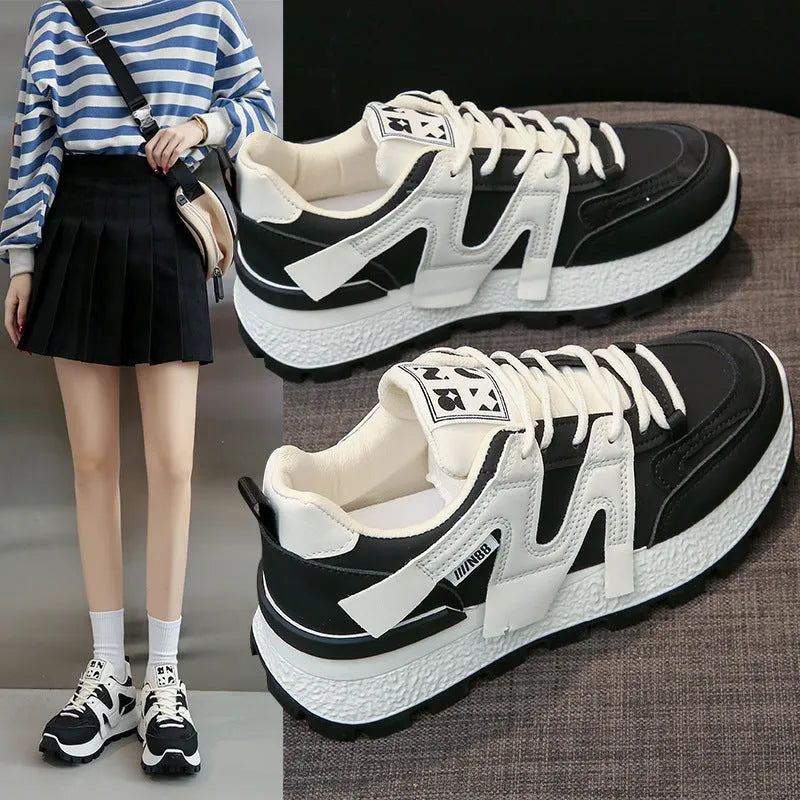 Women's low-top running sneakers in black with round toe and rubber sole, lace-up closure