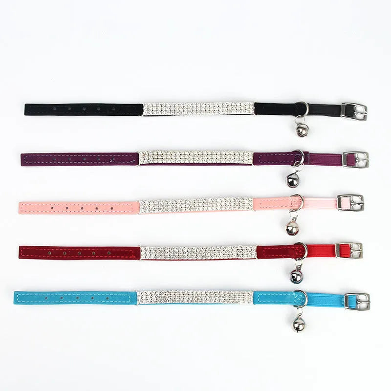 A velvet cat collar with rhinestones, shown in an adjustable length from 20 to 30 cm.