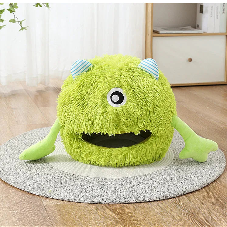 Fluffy round cat bed in three sizes with soft plush material and non-slip base