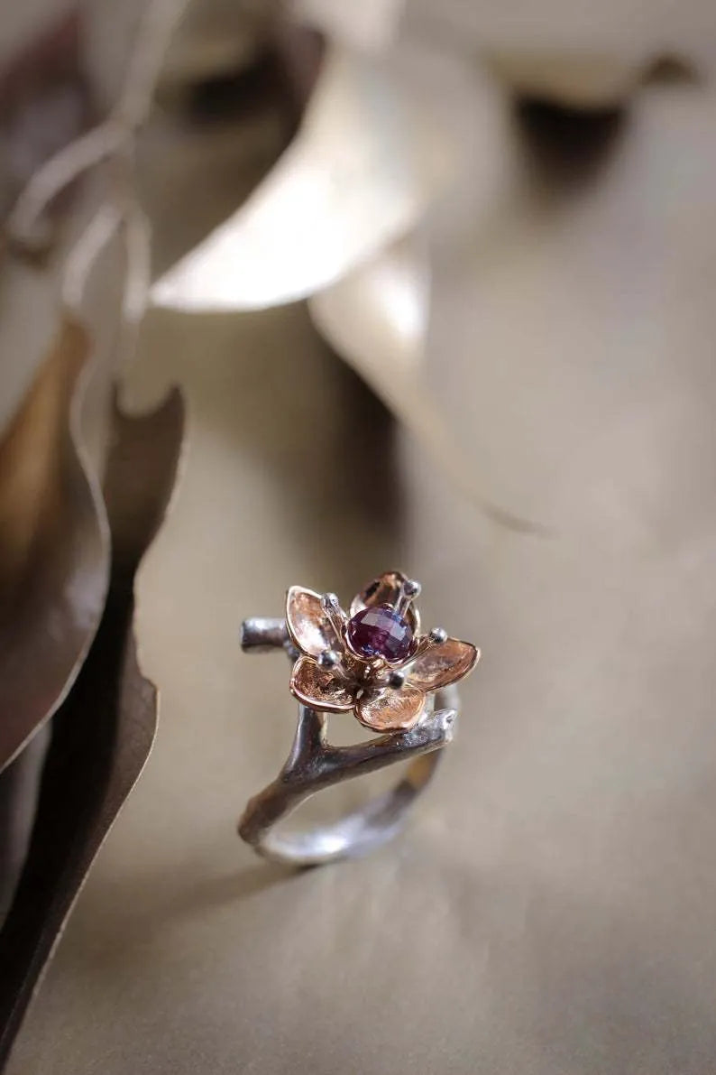 Two-tone silver women's fashion ring with geometric shape and floral pattern ornamentation