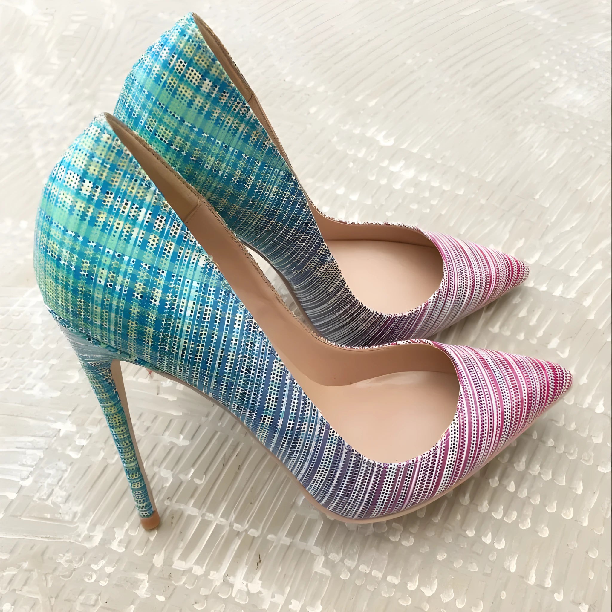 Pink and blue gradient patent leather ladies high heels with pointed toe and slender high heel.