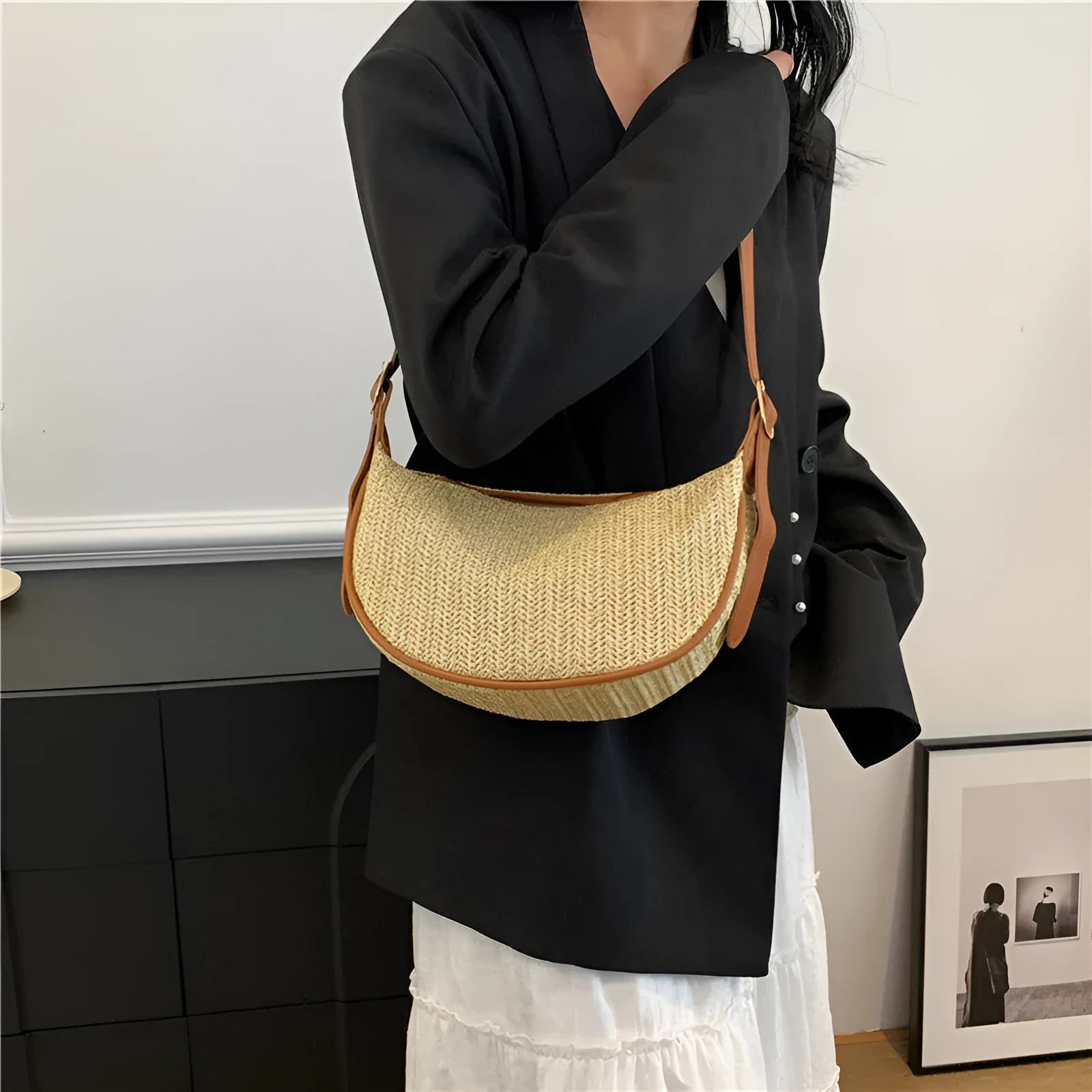 Women's woven straw crossbody bag with adjustable strap and interior organisation compartments