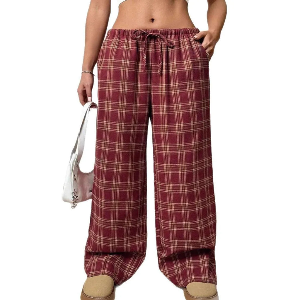 Women's plaid trousers with drawstring waist and side pockets in red or blue colours
