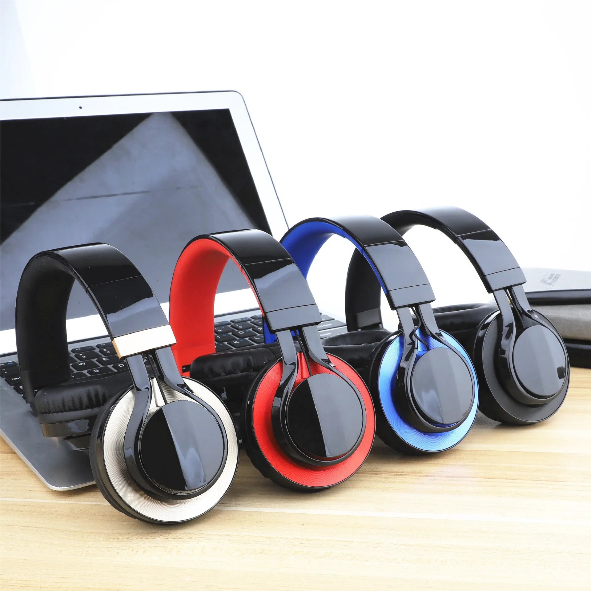 Wired over-ear karaoke headphones with microphone and 3.5mm plug for mobile phones.
