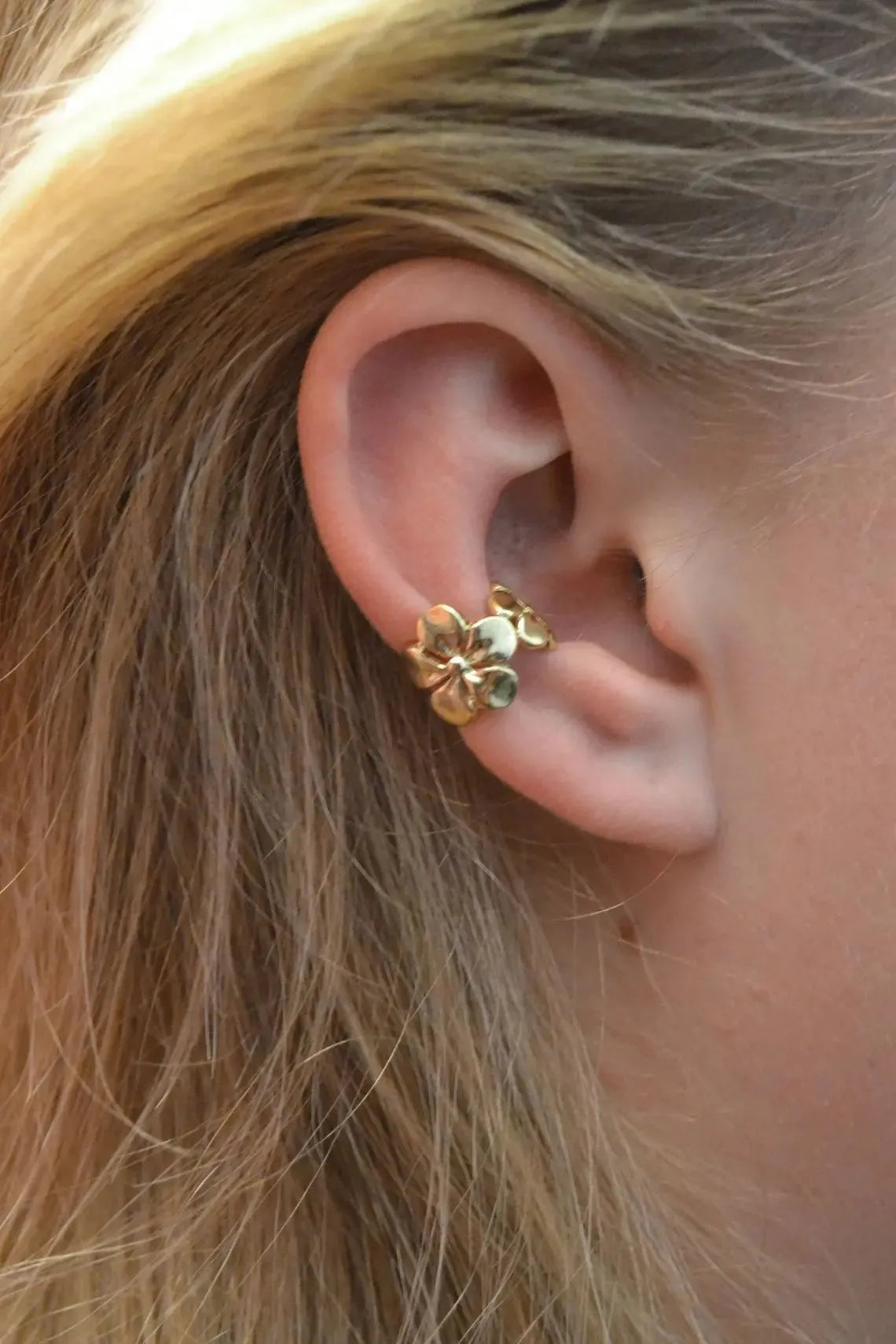 Gold electroplated women's earrings with starfish and conch beach-themed animal zodiac modelling