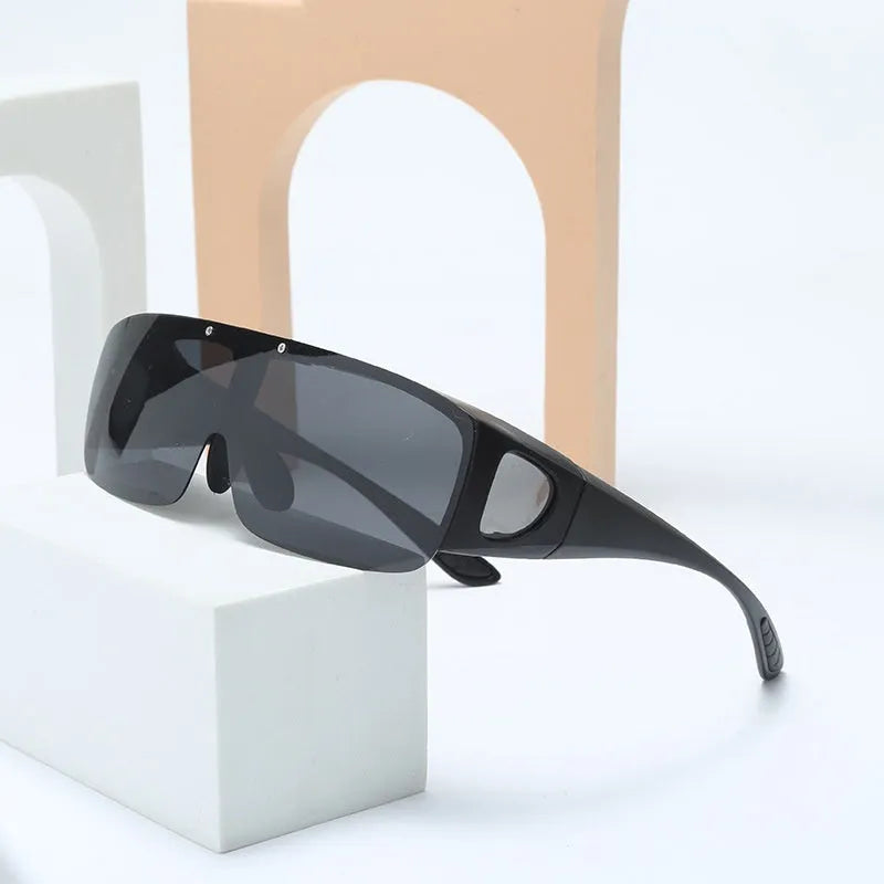 Polarised sunglasses with one-piece myopia lenses for mountain climbing and cycling activities
