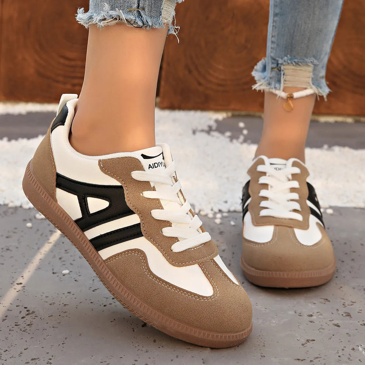 Women's retro colour-block lace-up jogging shoes in grey with a low platform heel and rubber sole.