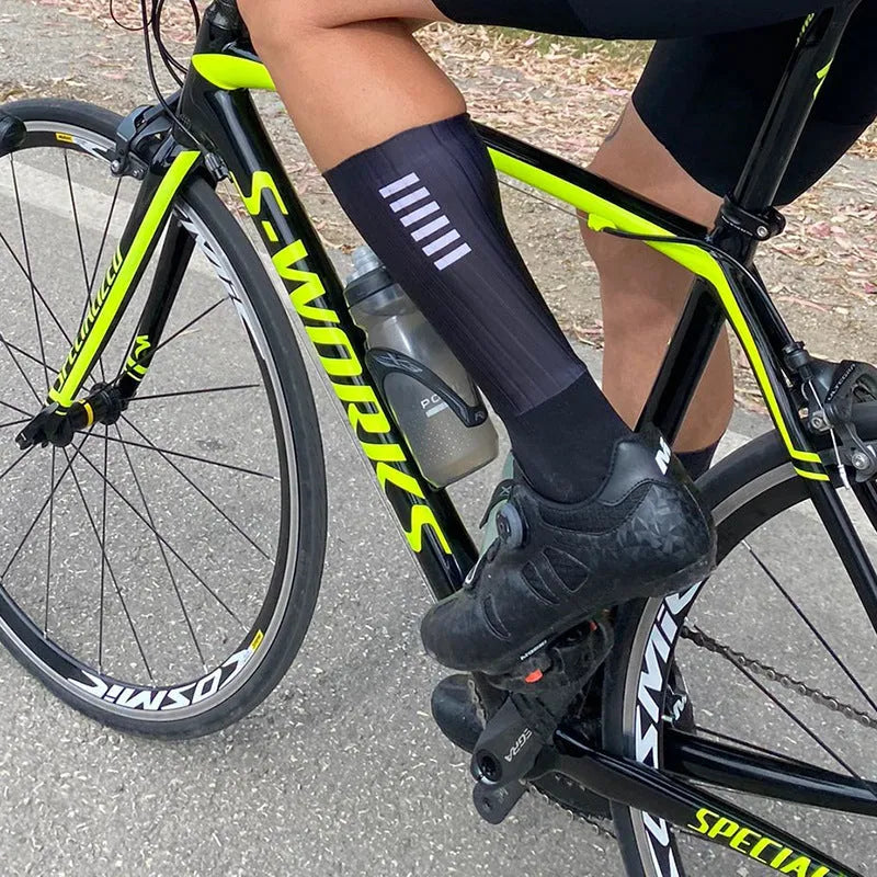 Breathable chemical fibre blend cycling socks in six colours for outdoor sports.